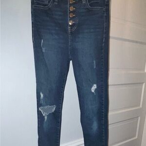 NO BOUNDRIES skinny ripped jeans size five (more like a size 2 in other brands)